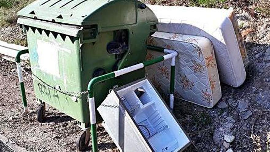 Guixers denuncia l&#039;excés de deixalles als contenidors a peu de carretera