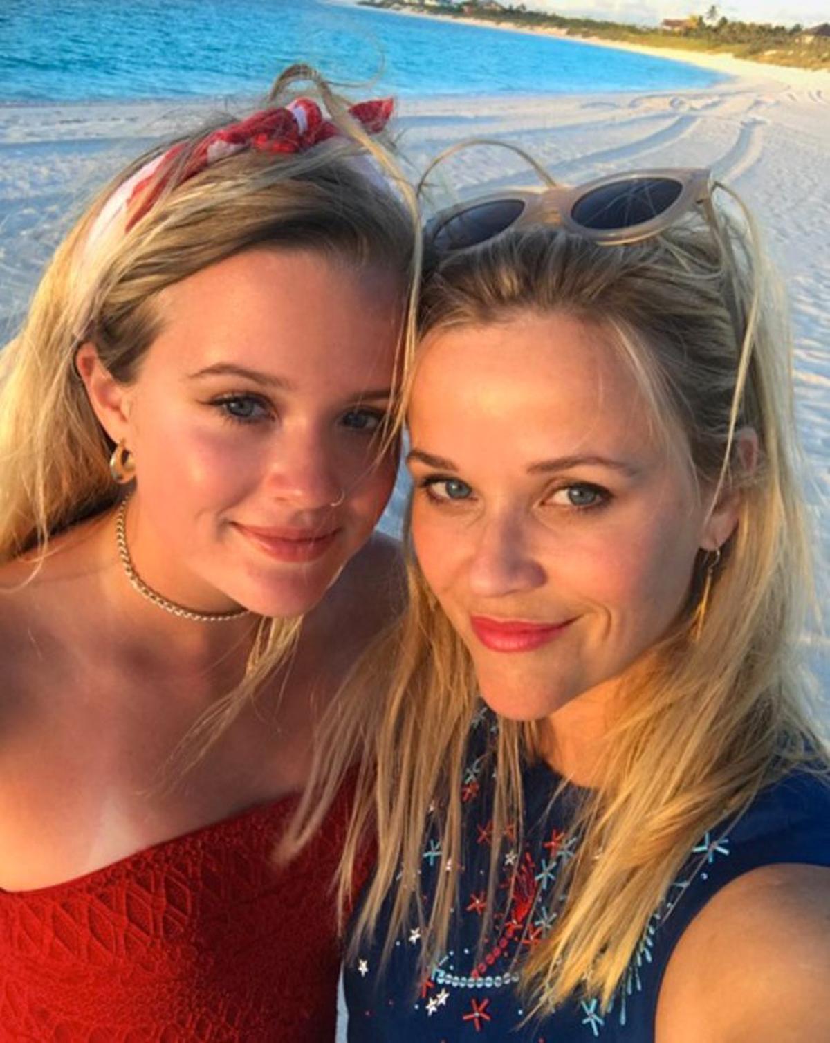Reese Witherspoon y su hija vestidas con los colores de la bandera estadounidense
