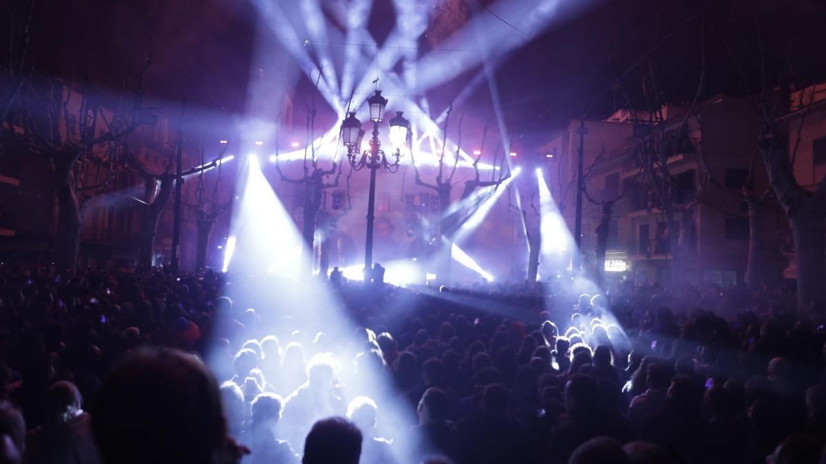 Así ha sido el baile de los cabezudos y de los ‘dimonis’ y el piromusical en la ‘revetlla’ de Sant Antoni de sa Pobla