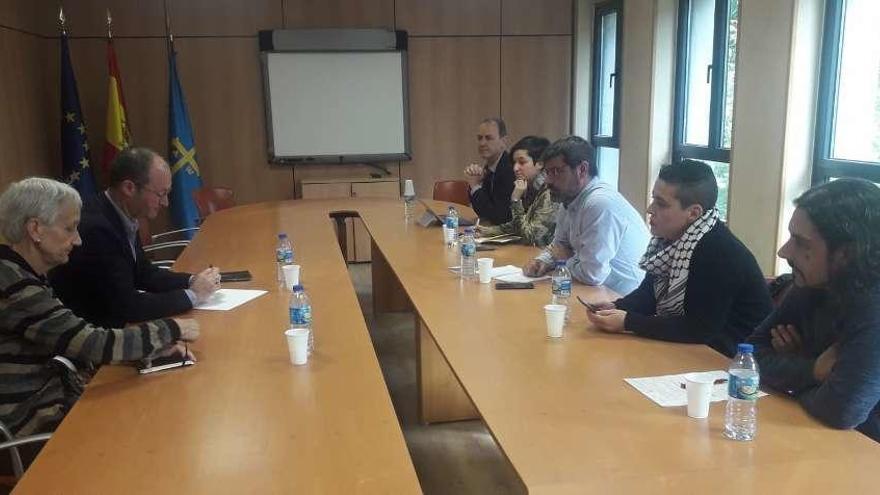 A la izquierda, la consejera de Educación, Carmen Suárez, y el director general de Enseñanzas Profesionales, Javier Cueli, ayer durante la reunión celebrada con representantes de FADE, CC OO y UGT.