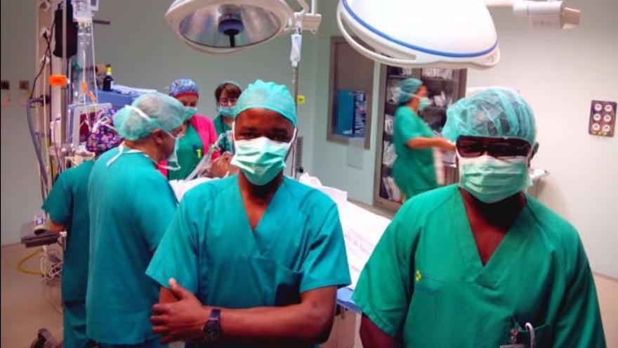 Alumnos de Mozambique durante las prácticas quirúrgicas en el Hospital Insular.