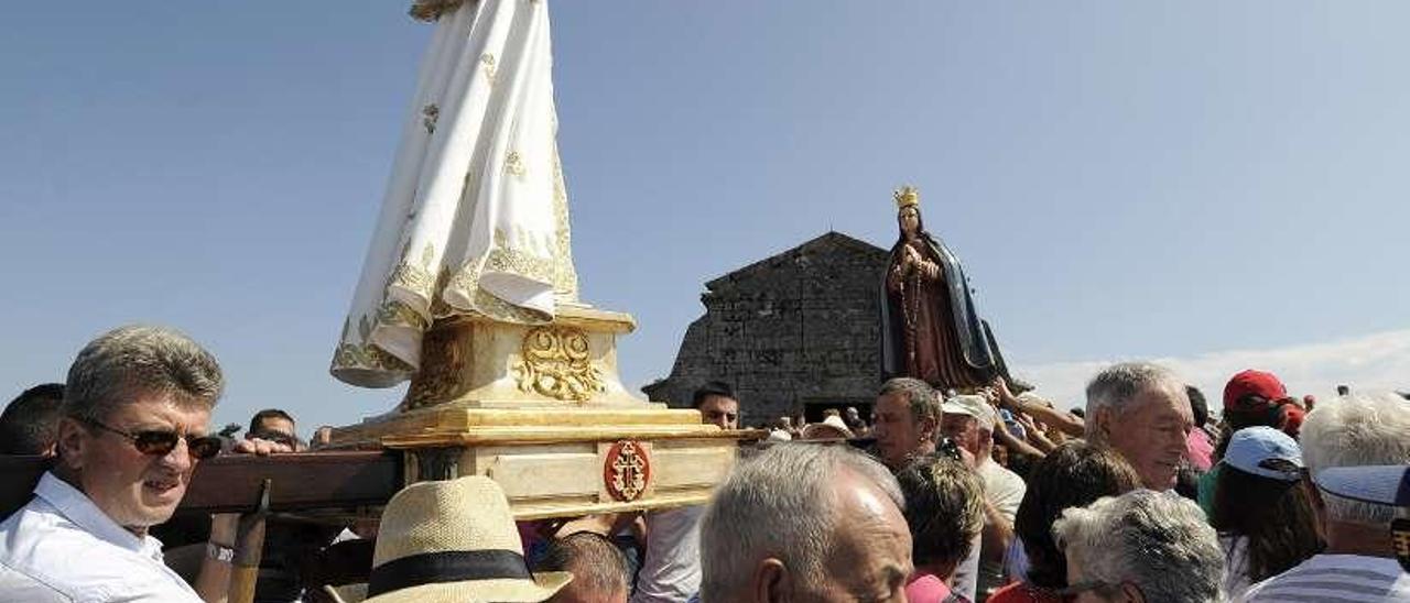 Devotos durante la celebración del año pasado. // Bernabé/ Javier Lalín