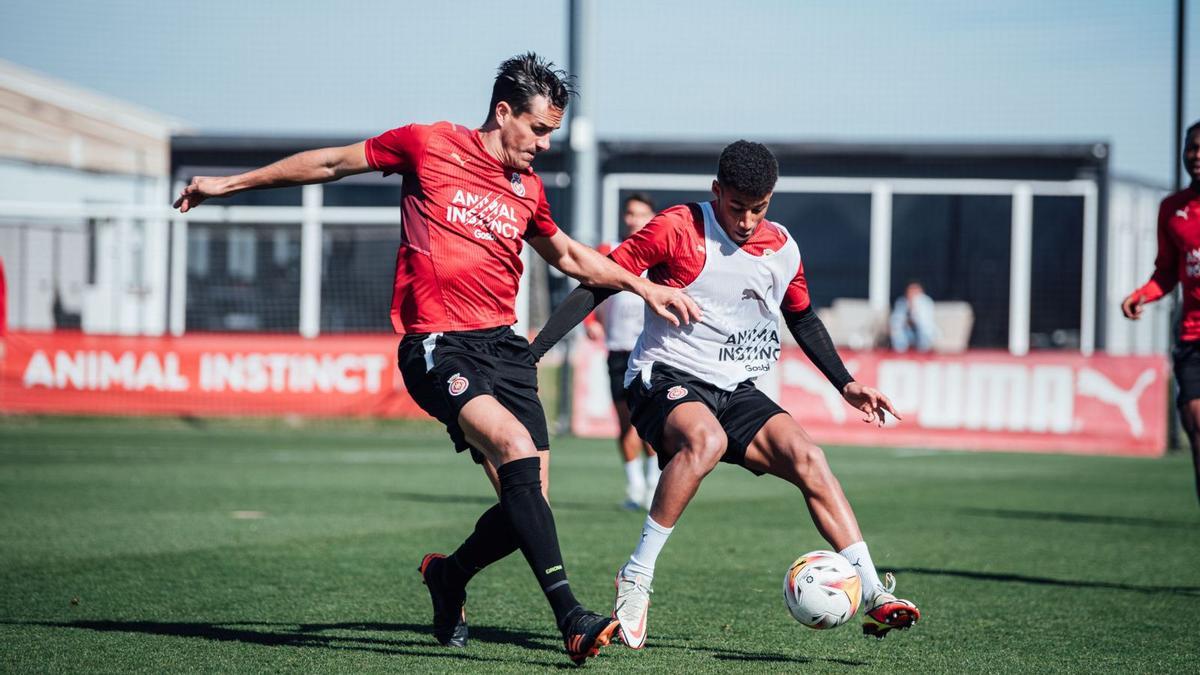 Bernardo  i Ureña lluiten 
per una pilota en la sessió
d’entrenament de 
divendres. |  GIRONA FC