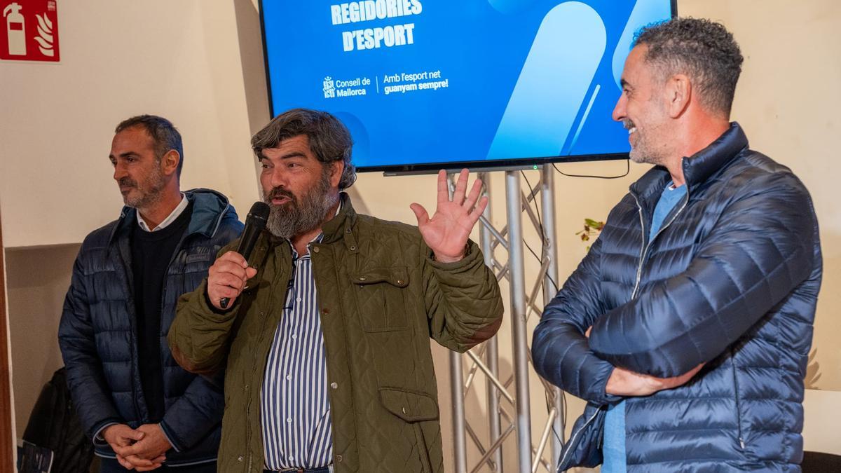 Pedro Bestard se dirige a los representantes de los ayuntamientos