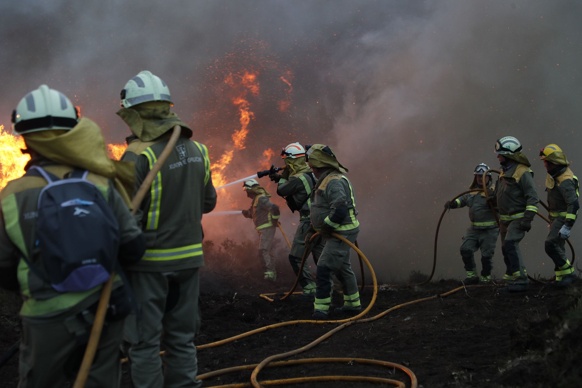 El viento alimenta la primera ola de incendios del año en Galicia en Baleira