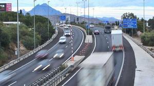 Vehículos circulan por la A-70 en las proximidades de Sant Joan d’Alacant. 