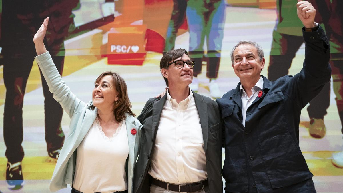 El primer secretario del PSC y candidato a la presidencia de la Generalitat, Salvador Illa (c) y el expresidente del Gobierno José Luís Rodríguez Zapatero, y la cabeza de lista por Girona, Sílvia Paneque.