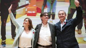 El primer secretario del PSC y candidato a la presidencia de la Generalitat, Salvador Illa (c) y el expresidente del Gobierno José Luís Rodríguez Zapatero, y la cabeza de lista por Girona, Sílvia Paneque.