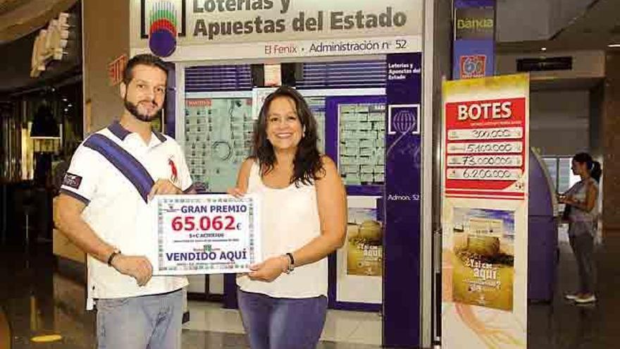 Moisés Moreno y Guayarmina Barreto, loteros de la administración no52, ayer en el CC Siete Palmas. | andrés cruz