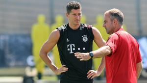 Robert Lewandowski y Hansi Flick durante un entrenamiento con el Bayern de Múnich