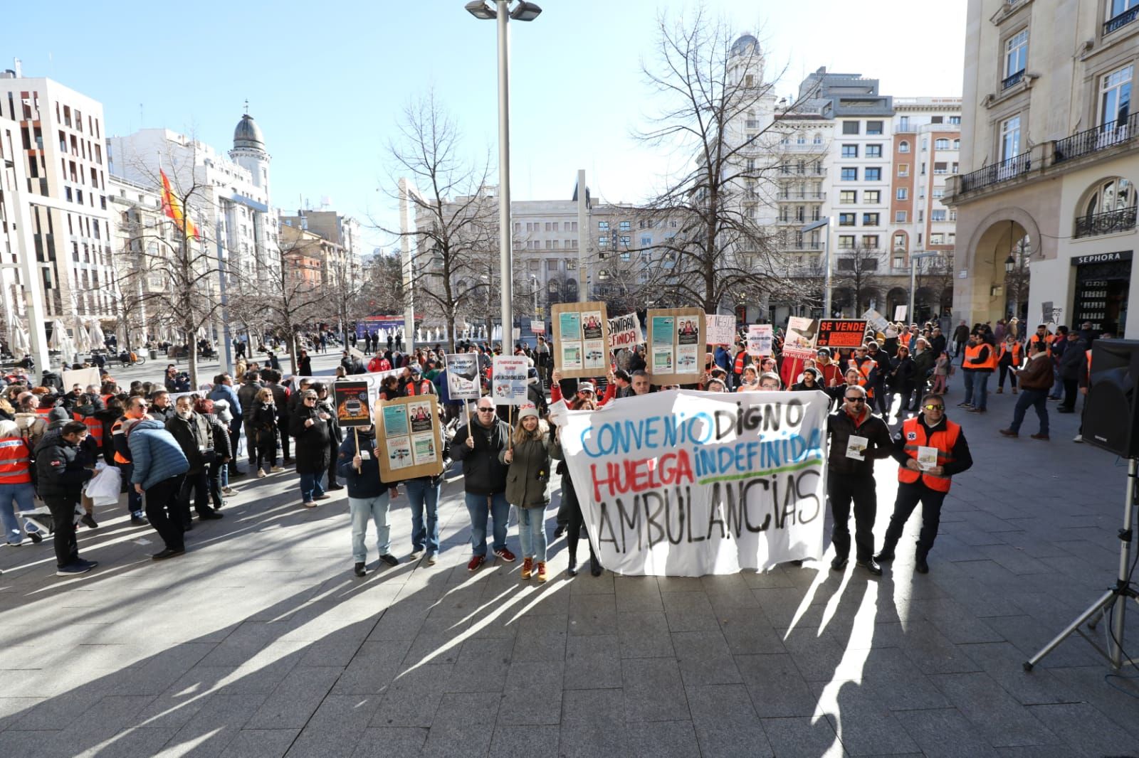 Protesta de los trabajadores de ambulancias en la Plaza España de Zaragoza
