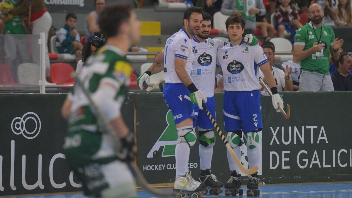 Dava Torres, Bruno Saavedra y Nil Cervera celebran un gol del compostelano al Calafell.