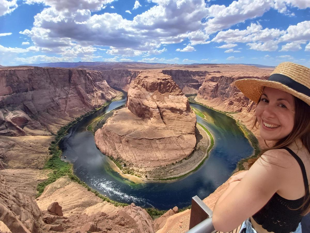 La investigadora coruñesa Andrea Muñoz, en la famoSa Curva de la Herradura, en el río Colorado (Arizona, EEUU).
