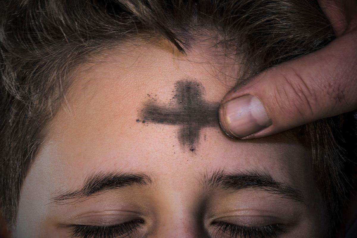 La imposición de la ceniza.