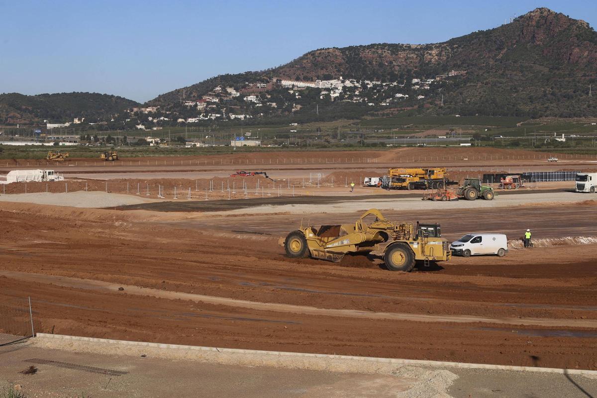 Trabajos en terrenos junto a la gigafactoría de Volkswagen en Sagunt.
