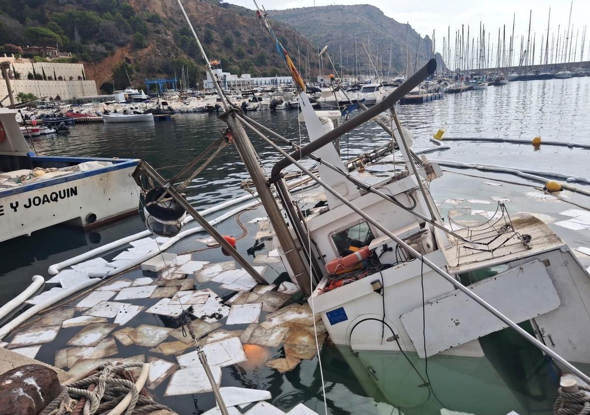 Las láminas absorbentes que rodean el pesquero absorben el vertido de aceite