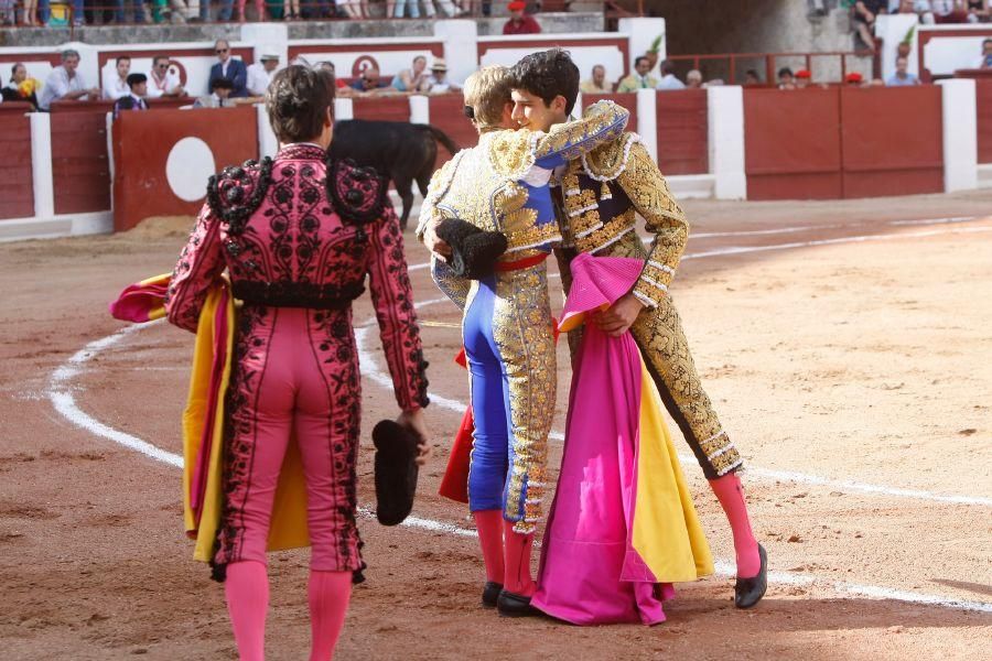 Toros en San Pedro: Cayetano, por la puerta grande