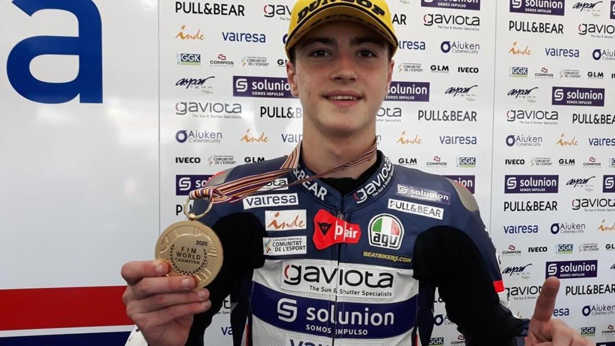 El mallorquín Izan Guevara, de 16 años, flamante nuevo campeón del mundo júnior de Moto3.