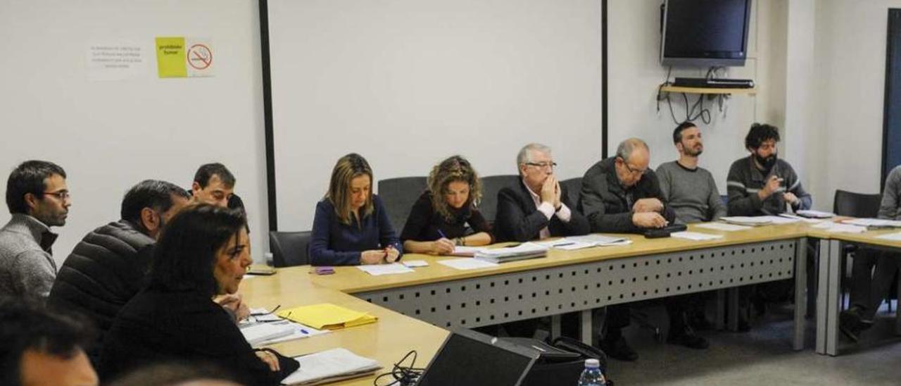 Integrantes de la mesa municipal de la movilidad en la última reunión que se celebró en el Centro Cívico de Colón. // Brais Lorenzo