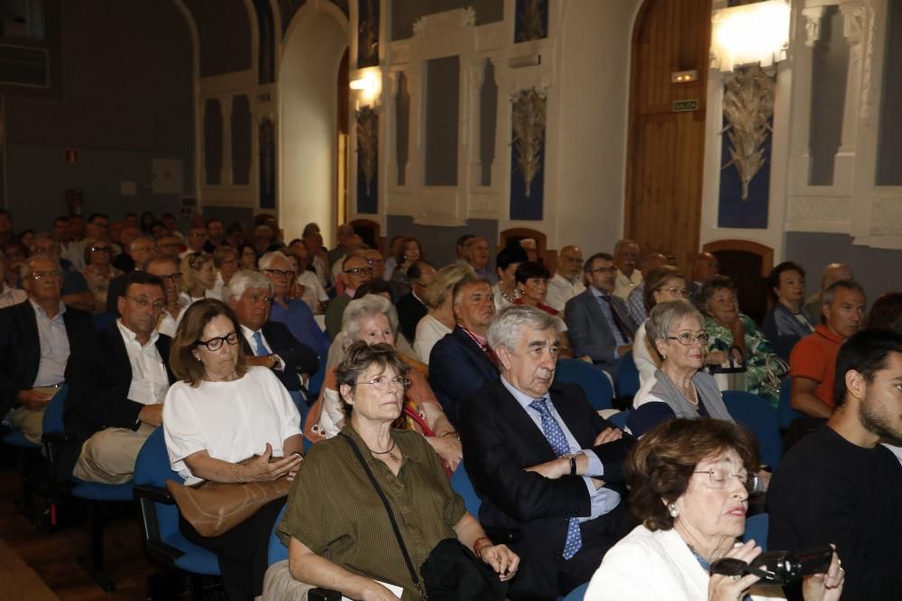 Entrega de distinciones a los antiguos alumnos del Instituto Jovellanos.