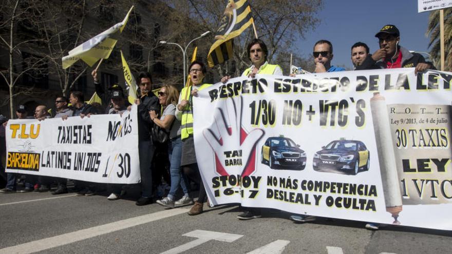 Huelga de taxistas de Madrid y Barcelona contra Uber y Cabify