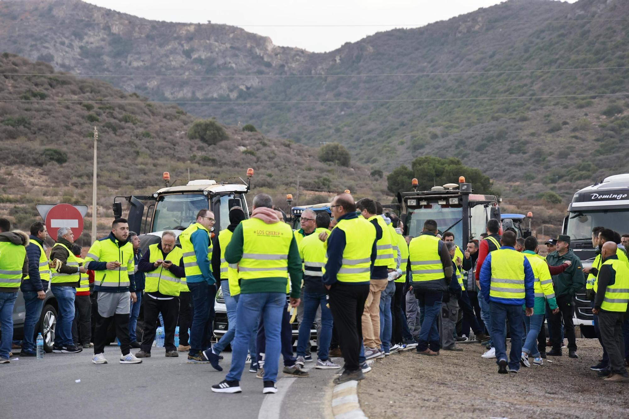 Las imágenes de la protesta de agricultores que ha colapsado el tráfico en Murcia