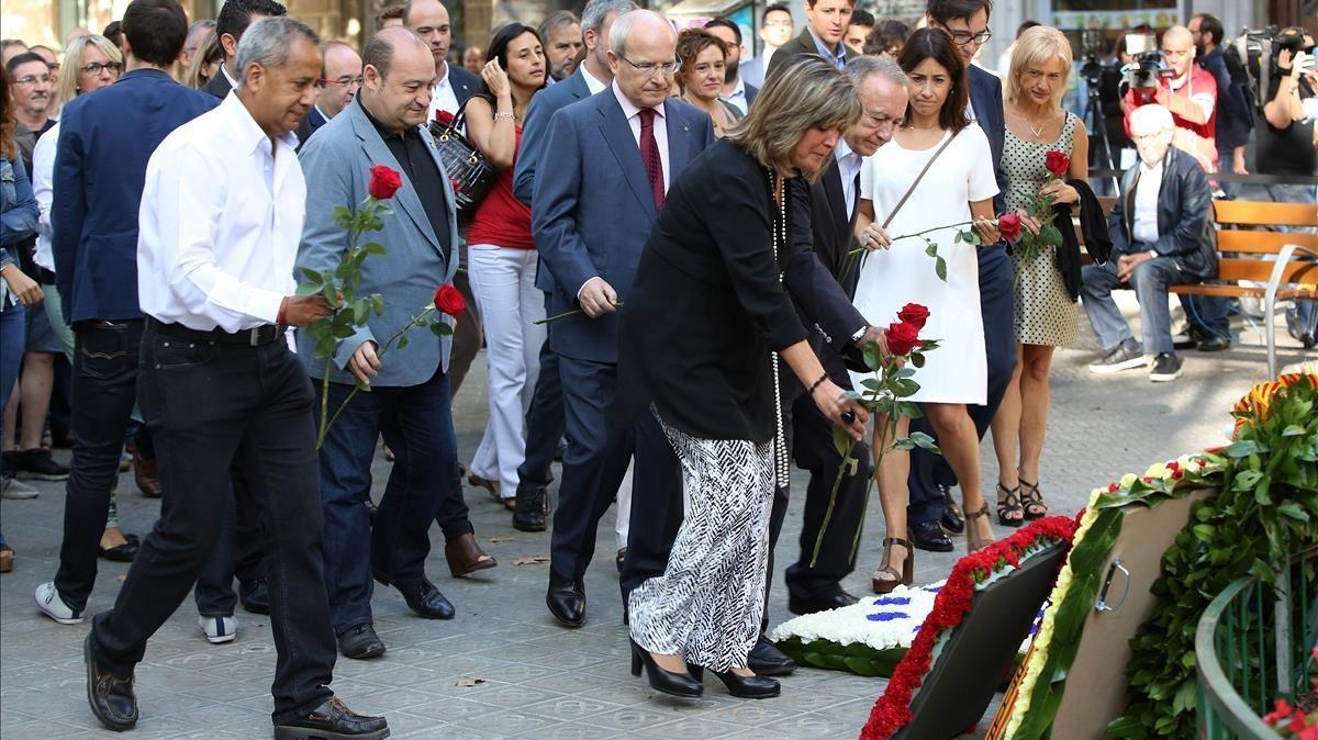 La alcaldesa de l’Hospitalet, Núria Marín, realiza su ofrenda, junto a sus compañeros del PSC. 