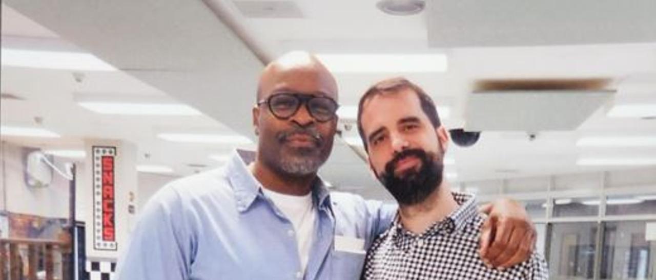 Keith LaMar i Albert Marquès durant una visita a la presó.