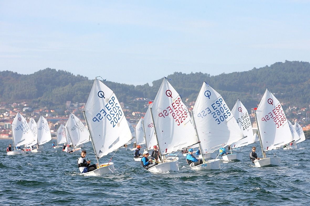 La flotilla, navegando en la ría de Vigo.