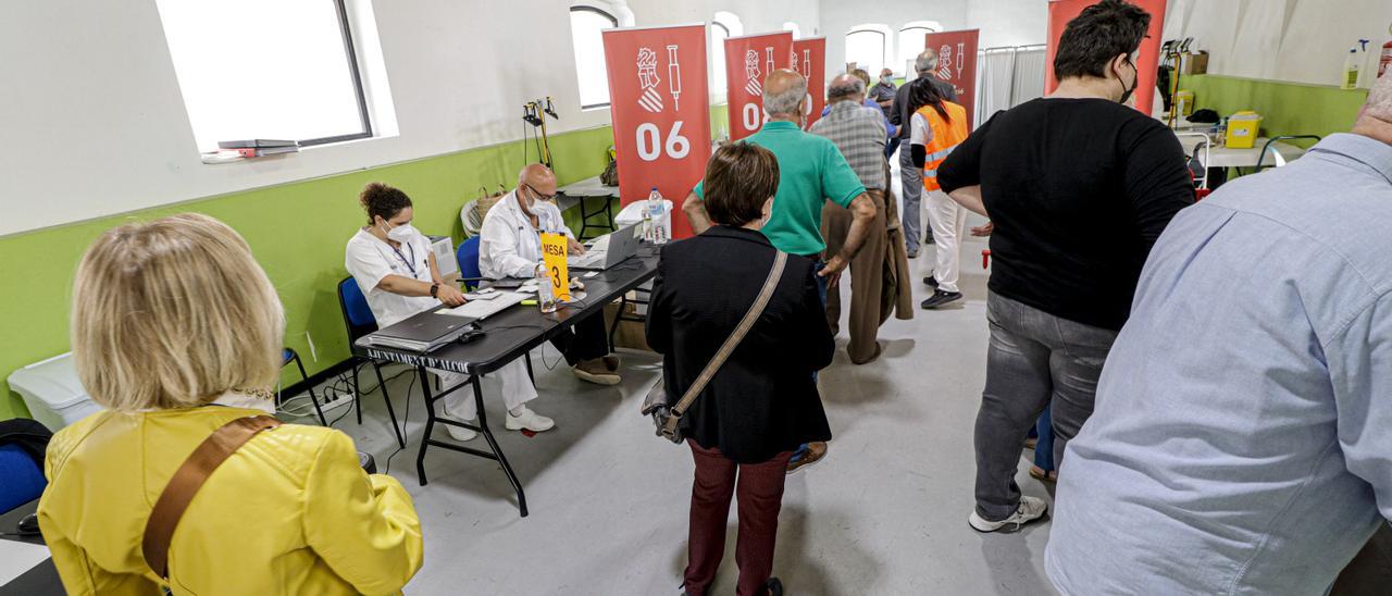 Colas de espera en un punto de vacunación.