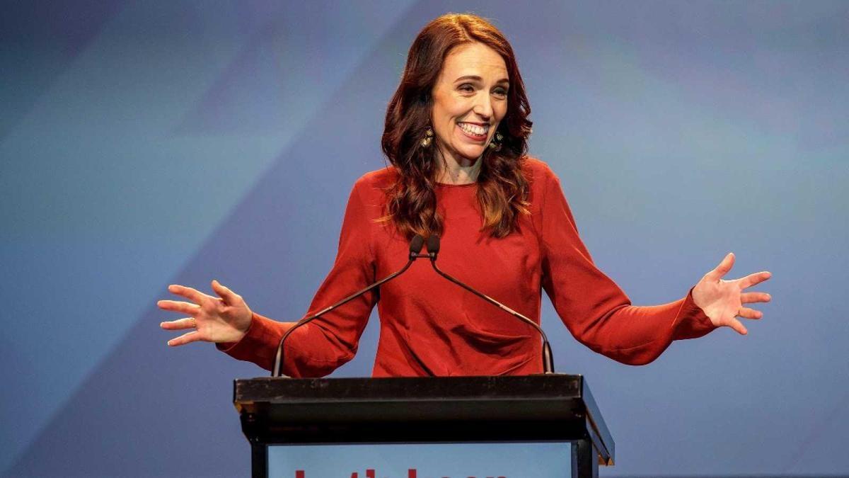 La primera ministra neozelandesa abandona una roda de premsa al ser interrompuda per antivacunes