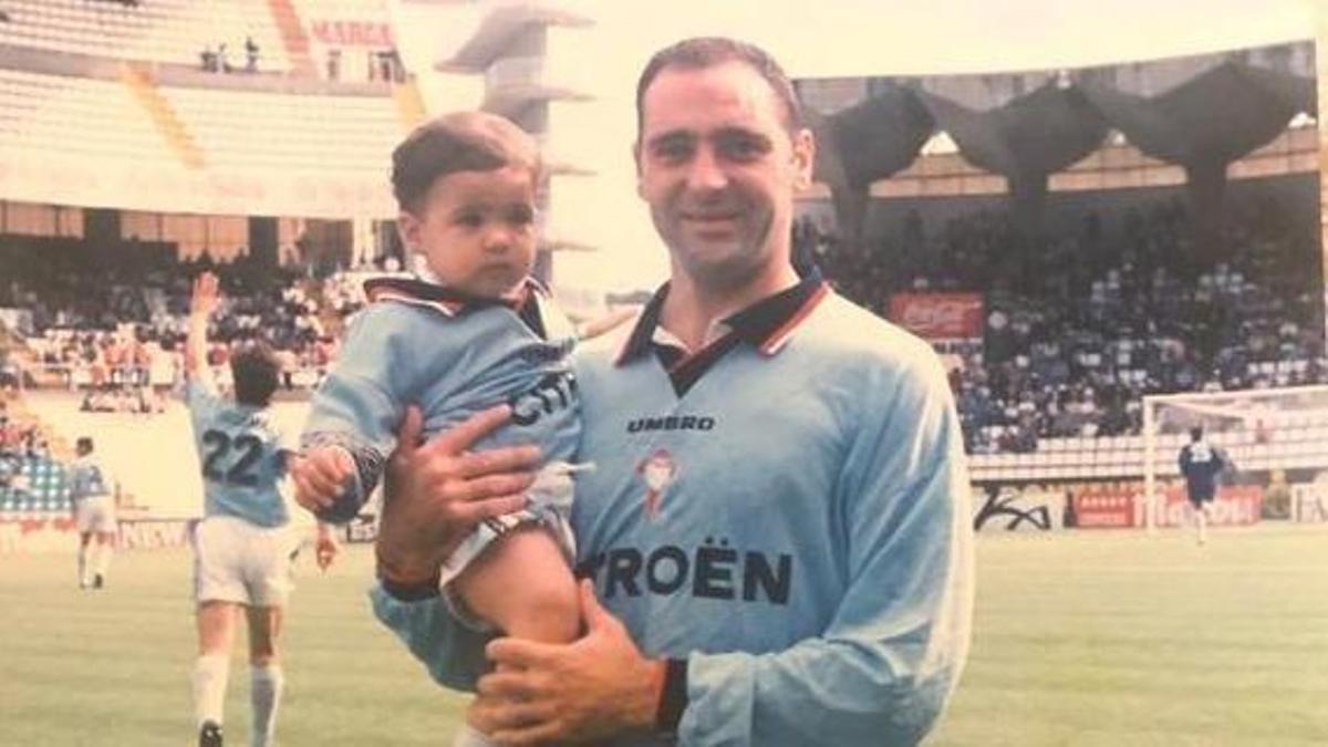 Merino, en brazos de su padre en Balaídos.