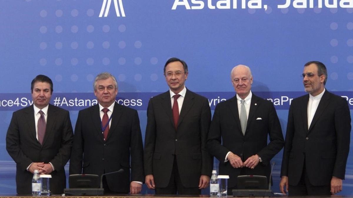 El equipo negociador en Kazajistán.