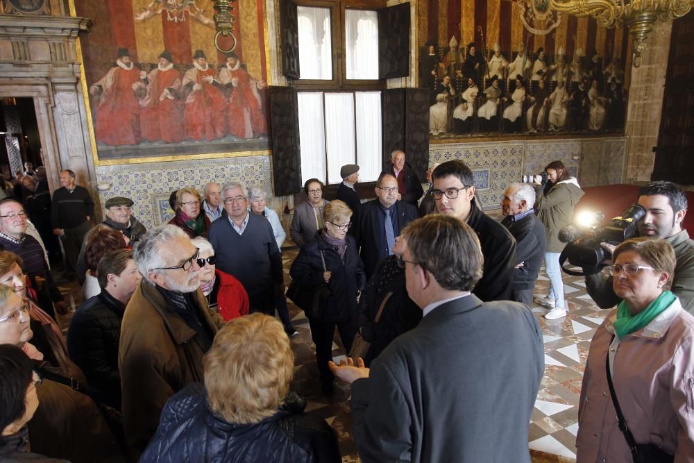 Vecinos de Morella, de visita en el Palau de la Generalitat