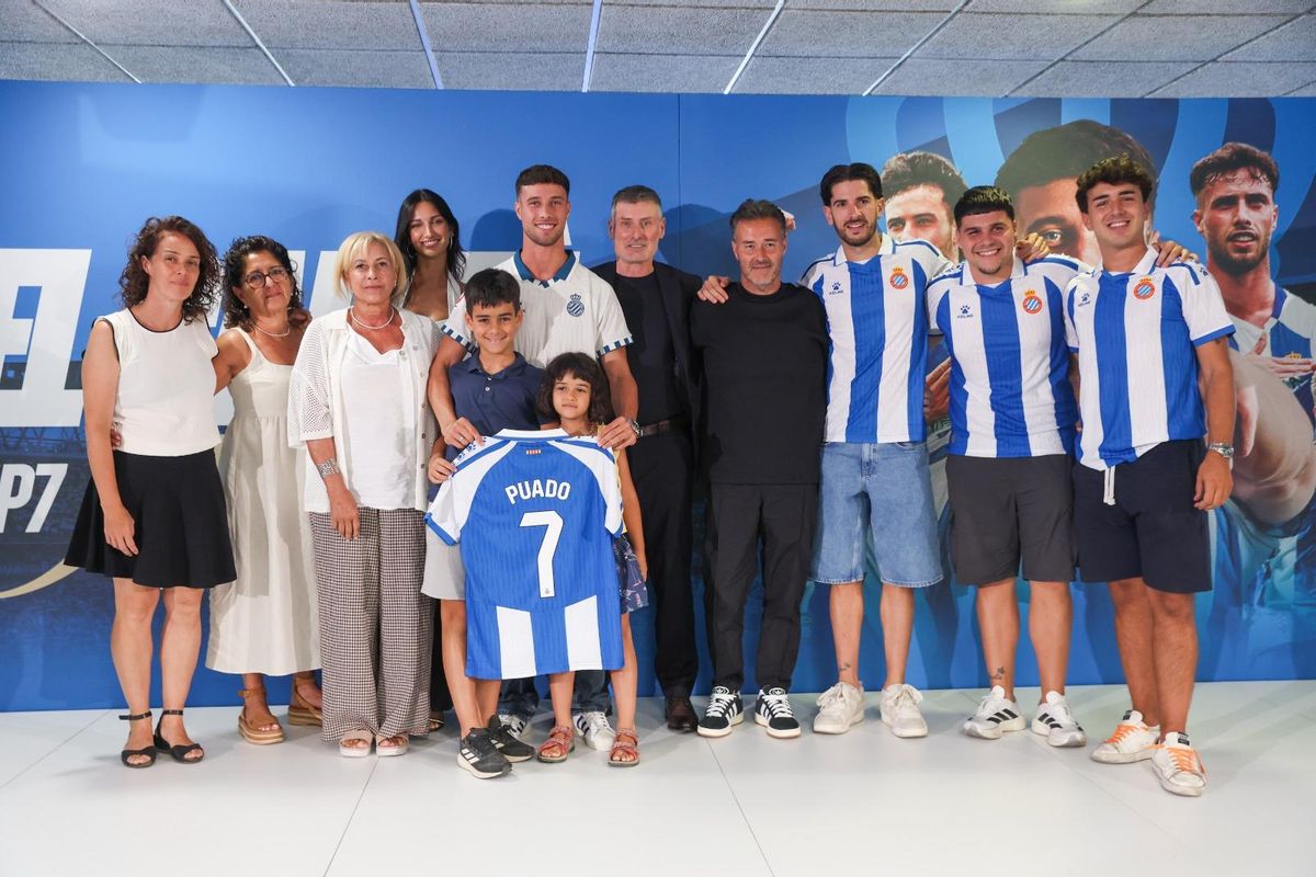 Javi Puado, junto a su familia y amigos
