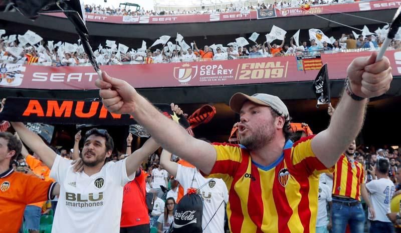 Valencianistas en las gradas del Benito Villamarín