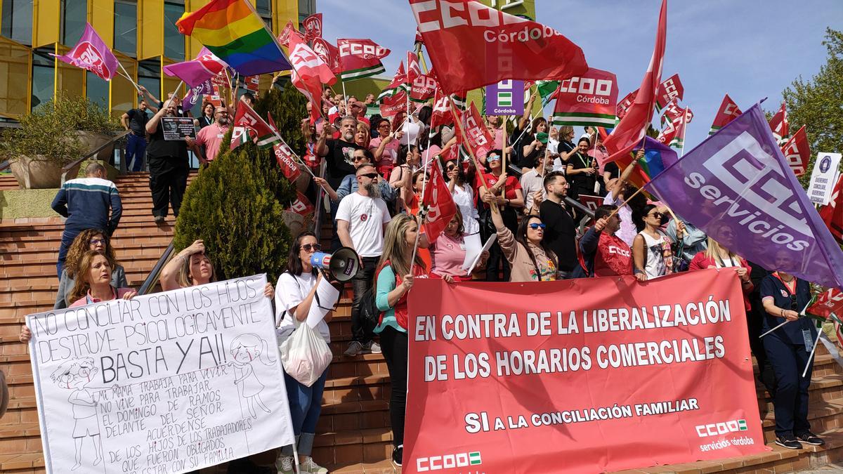 Paro de trabajadores de Carrefour para protestar contra la ampliación horaria, en el centro comercial La Sierra.