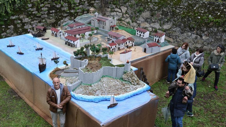 José Da Costa, junto a su maqueta de la Baiona de 1493, con visitantes en el jardín de la biblioteca.