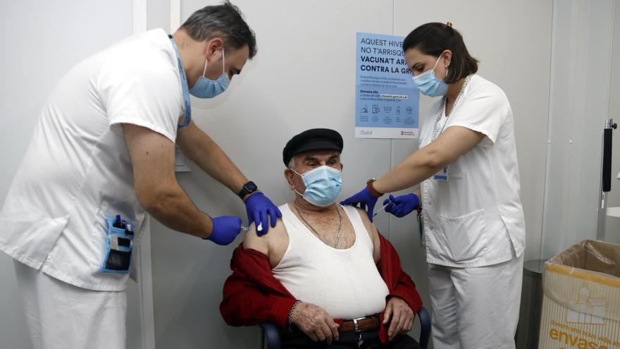 Un home rep de forma simultània la vacuna de la grip i la tercera dosi de la de la covid-19, al CAP de Balàfia de Lleida, el 27 d&#039;octubre de 2021. (Horitzontal)