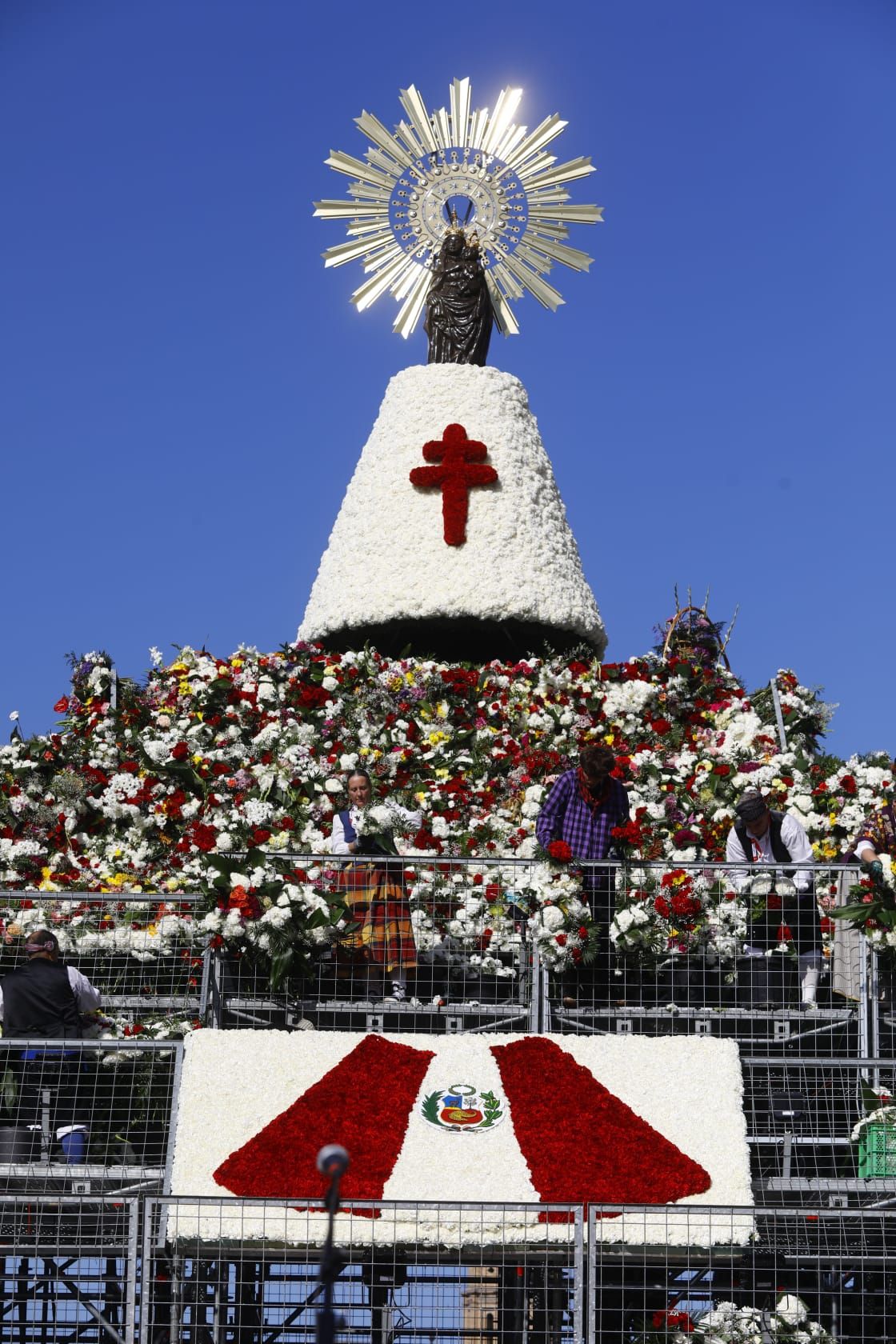En imágenes | Zaragoza vive su día grande con la Ofrenda de Flores a la Virgen del Pilar