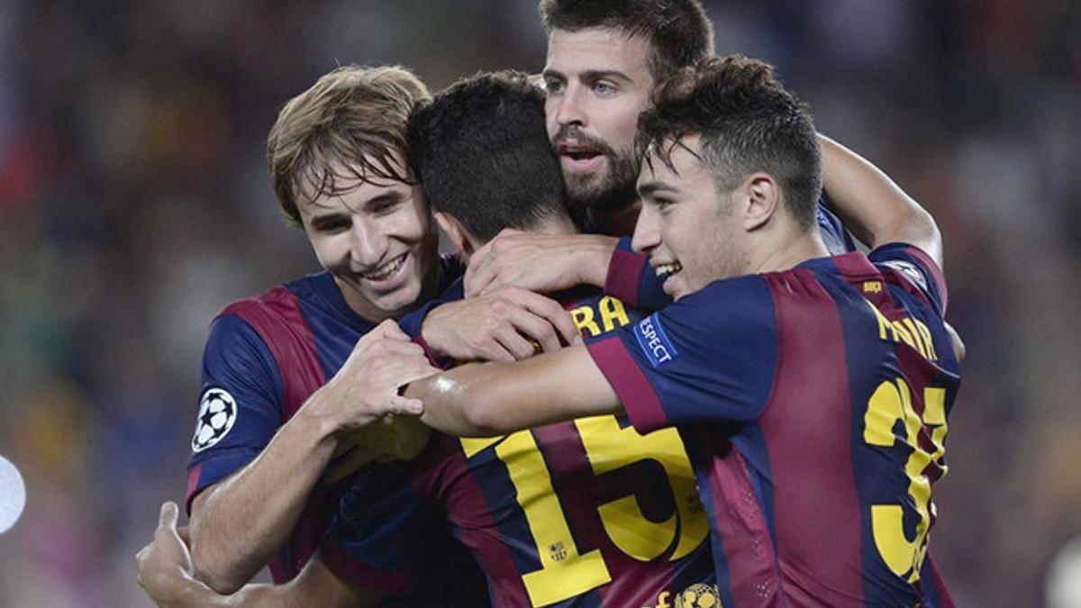 Samper celebra el gol de Piqué junto a Munir y el propio Gerard