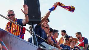 Pau Cubarsí saluda a la afición azulgrana el día de la rúa por el título de Liga