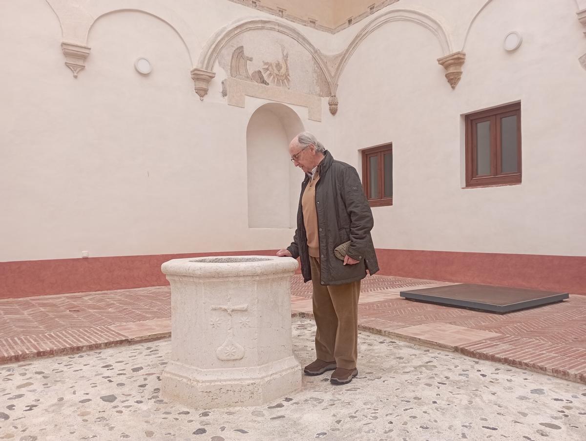 Junto al pozo original, en el patio conventual de los carmelitas.
