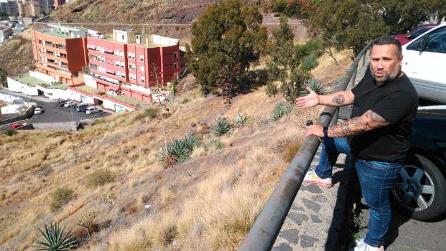 El presidente de la asociación de vecinos Cueva Roja, José Miguel Siverio, en Barrio Nuevo.