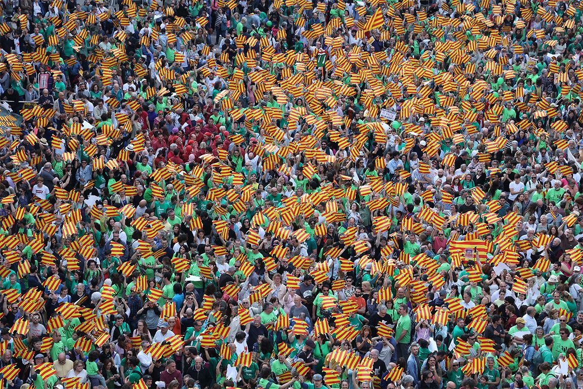 Masivo clamor por el catalán en una plaza Major desbordada de gente