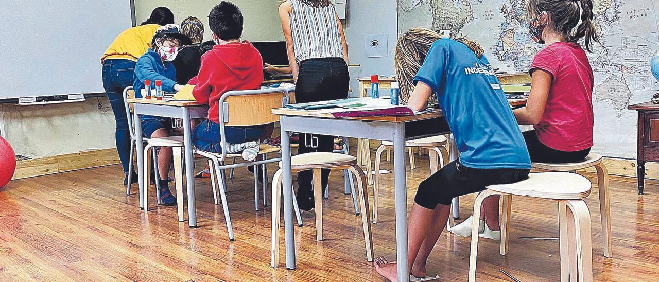 Las maestras con los niños y niñas de entre 8 y 12 años, compartiendo el aula.