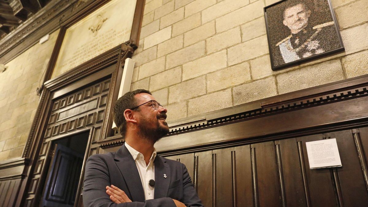 Girona cuelga un retrato del Rey hecho con imágenes del referéndum del 1-O en el Salón de Plenos