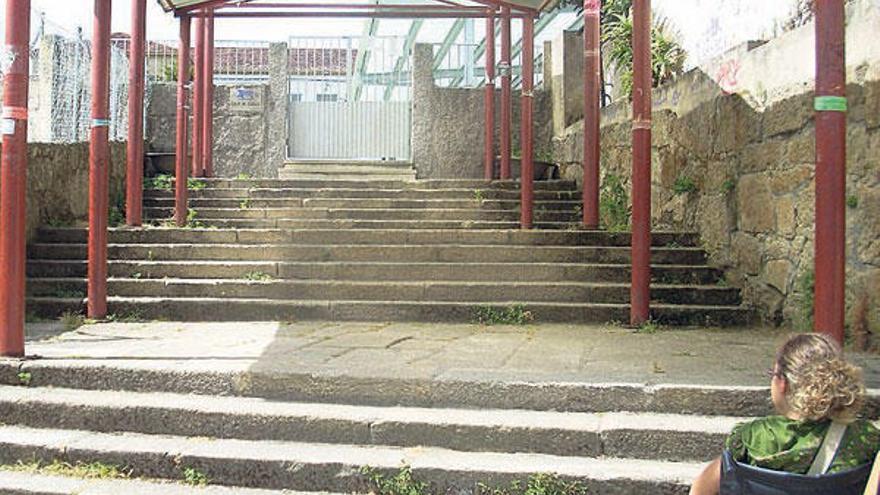 Entradas llenas de escaleras - El colegio cangués de Educación Primaria de Nazaret es un ejemplo de las dificultades de acceso para una silla de ruedas. A pesar de que tiene una entrada trasera habilitada, el centro de la calle Real cuenta con una entrada principal repleta de escaleras que un minusválido nunca podría subir. Este es un problema habitual en centros públicos que, por ley, deben contar con accesos para minusválidos. // Gonzalo Nuñez