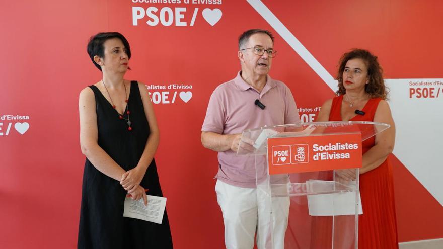 Elena López, Josep Marí Ribas y Pilar Costa en la rueda de prensa que ofrecieron ayer. | PSOE