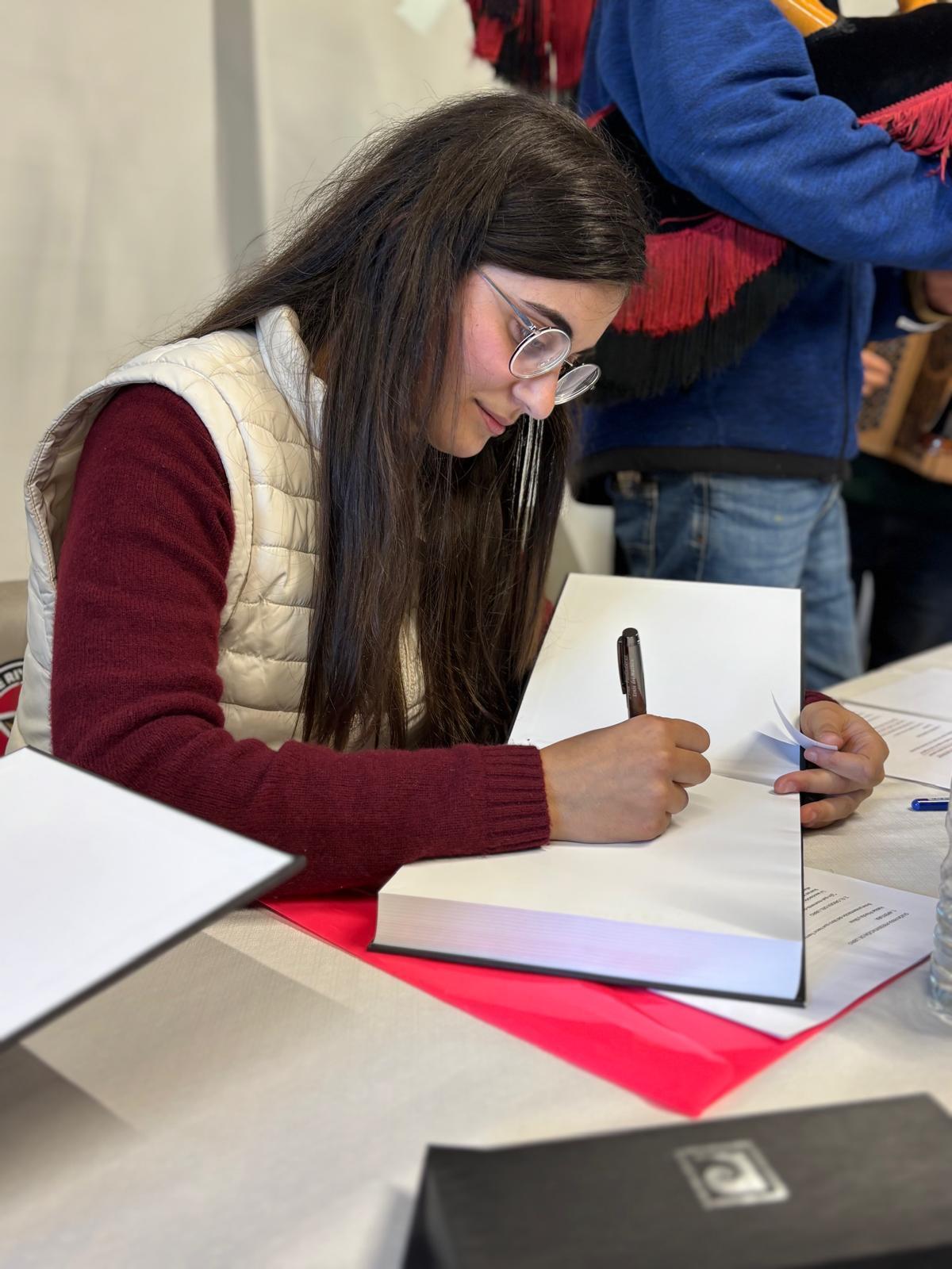 Presentado el libro "Xente d'El Mazucu", de Lena Valladares